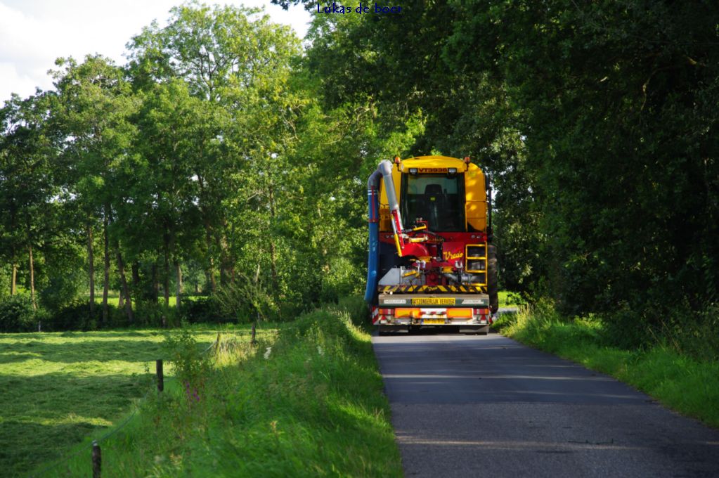 tour (32).jpg - Grote landbouwwerktuigen en kleine wegen